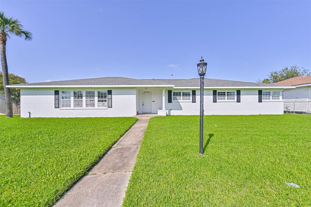 2206 Wimcrest Street, Galveston, TX 77551