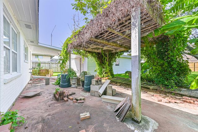 2206 Wimcrest Street, Galveston, TX 77551