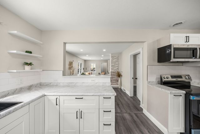 1521 E Glenwood Drive, Des Moines, IA 50320