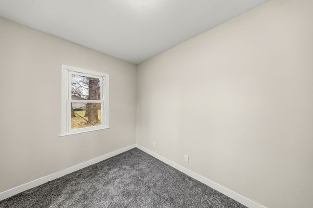 1521 E Glenwood Drive, Des Moines, IA 50320