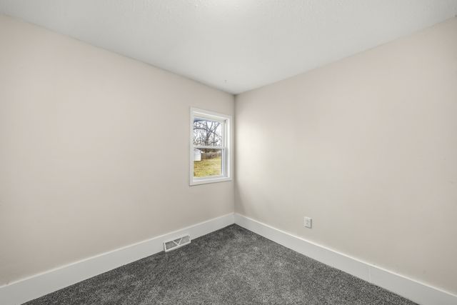 1521 E Glenwood Drive, Des Moines, IA 50320