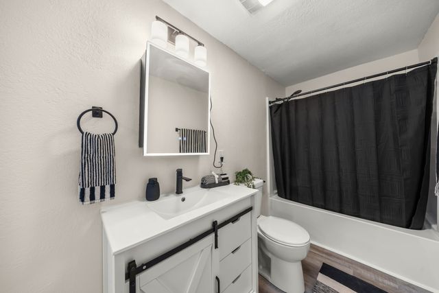 1521 E Glenwood Drive, Des Moines, IA 50320