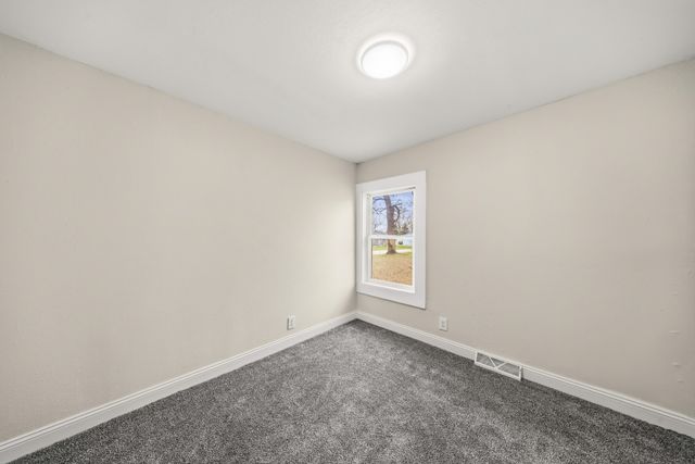 1521 E Glenwood Drive, Des Moines, IA 50320