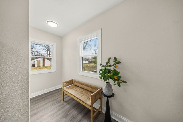 1521 E Glenwood Drive, Des Moines, IA 50320