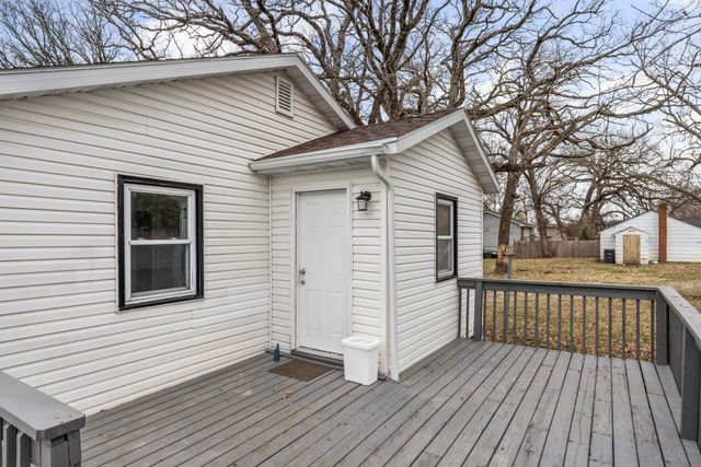 1521 E Glenwood Drive, Des Moines, IA 50320