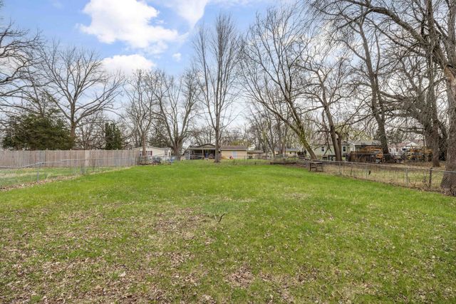 1521 E Glenwood Drive, Des Moines, IA 50320