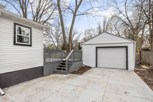 1521 E Glenwood Drive, Des Moines, IA 50320