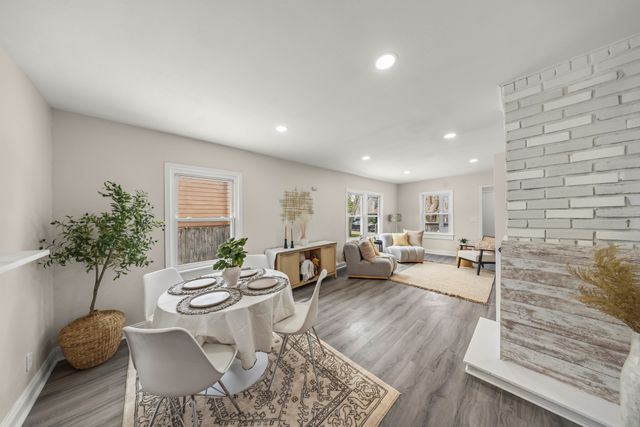 1521 E Glenwood Drive, Des Moines, IA 50320