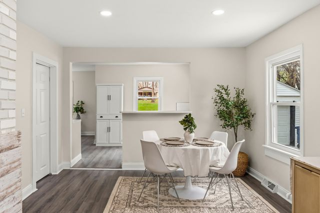 1521 E Glenwood Drive, Des Moines, IA 50320