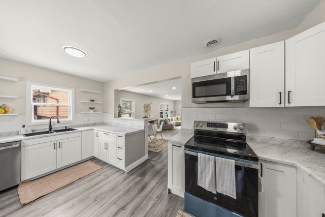 1521 E Glenwood Drive, Des Moines, IA 50320