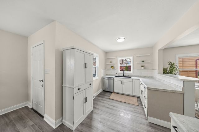 1521 E Glenwood Drive, Des Moines, IA 50320