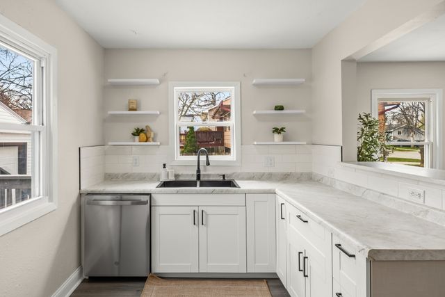 1521 E Glenwood Drive, Des Moines, IA 50320