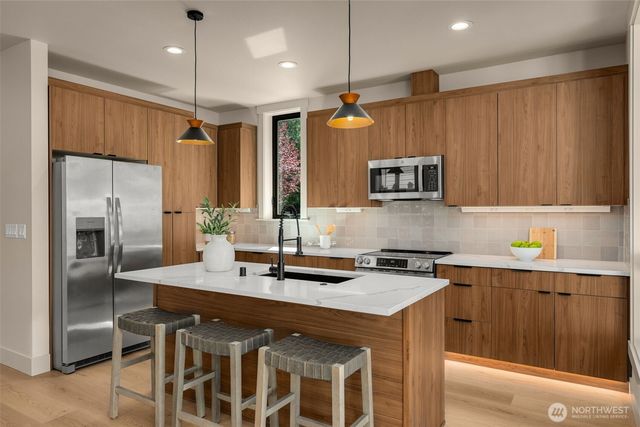 12910 NE 70th Place, Kirkland, WA 98033