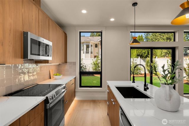 12910 NE 70th Place, Kirkland, WA 98033