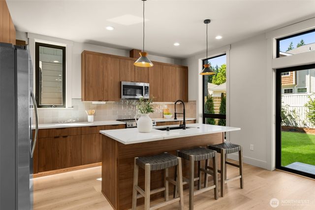 12910 NE 70th Place, Kirkland, WA 98033
