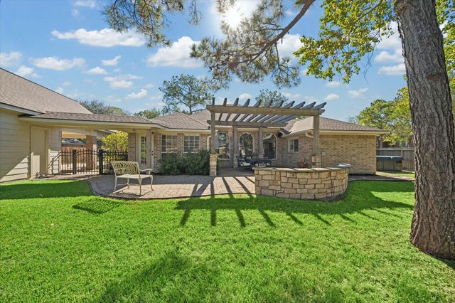 501 Pine Bluff Drive, Friendswood, TX 77546