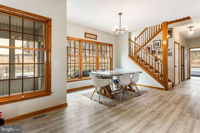 9718 WOODLAND DR, Hanover, PA 17331