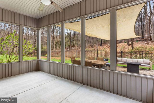 9718 WOODLAND DR, Hanover, PA 17331