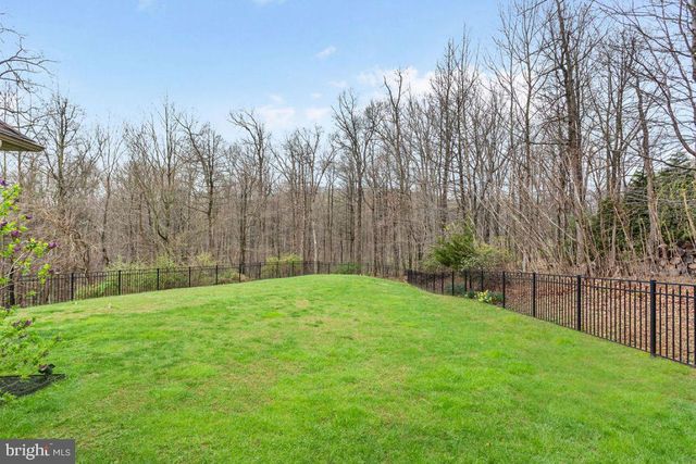 9718 WOODLAND DR, Hanover, PA 17331
