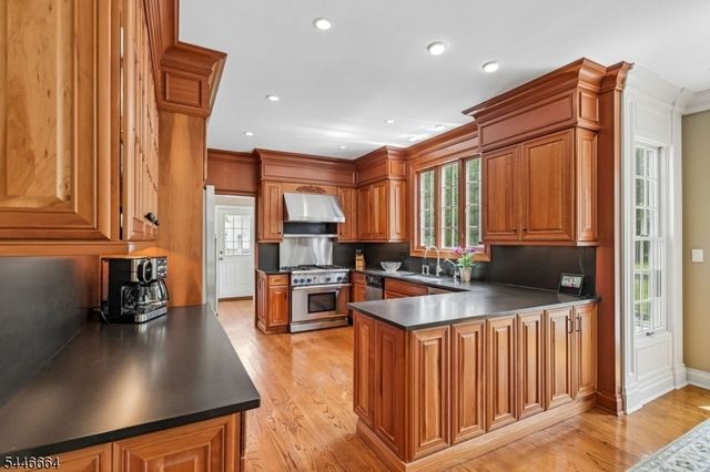 4 Hawkes Ct, Bridgewater Twp., NJ 08807