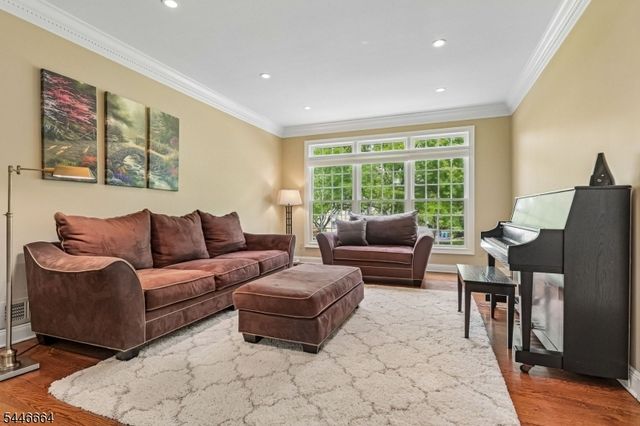 4 Hawkes Ct, Bridgewater Twp., NJ 08807