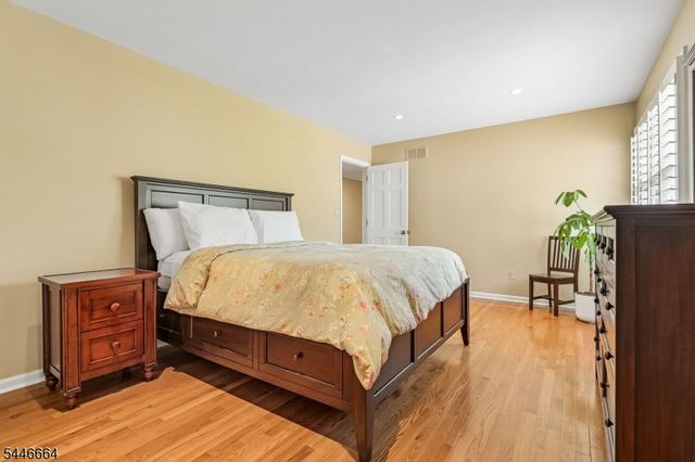 4 Hawkes Ct, Bridgewater Twp., NJ 08807