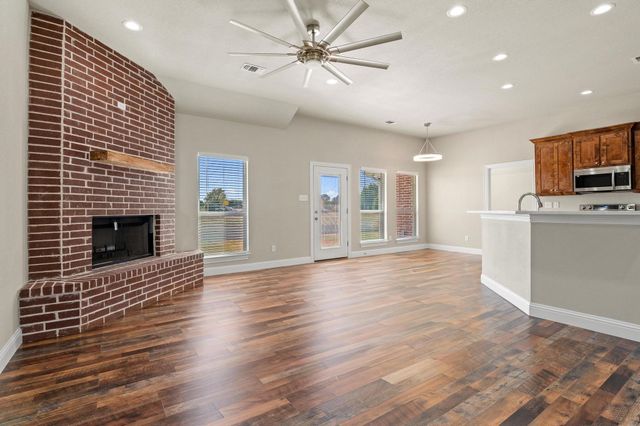 899 W Cardinal Street, Ector, TX 75439