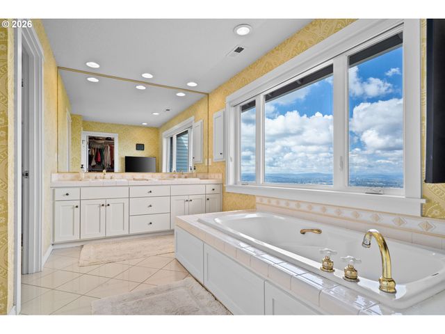 3010 Nw CHAPIN Dr, Portland, OR 97229