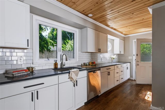 18 St Joseph Place, New Windsor, NY 12553