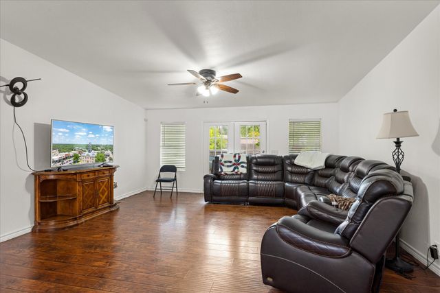 5821 Parkside Court, Granbury, TX 76048