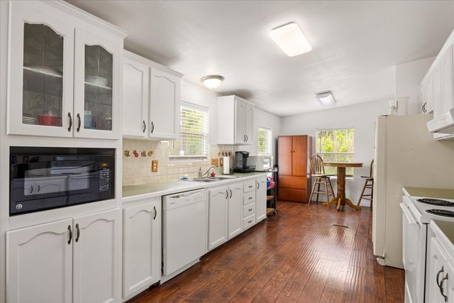 5821 Parkside Court, Granbury, TX 76048