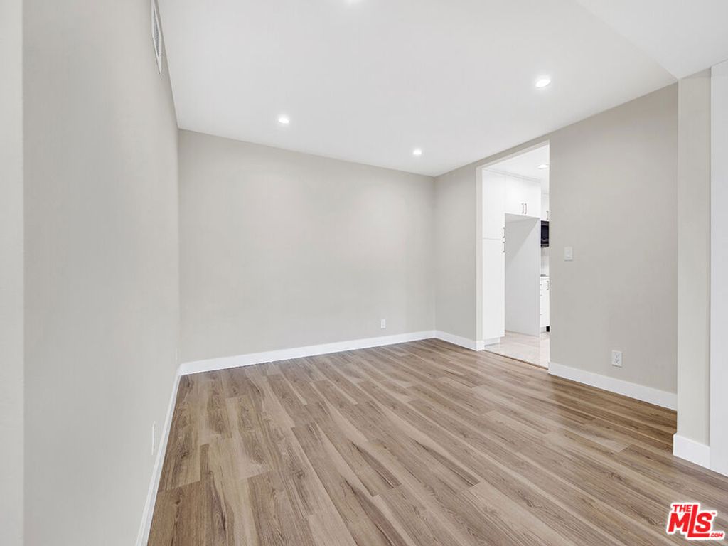 Image 10 of property listing at 1325 Valley View Road 201, Glendale, CA 91202
