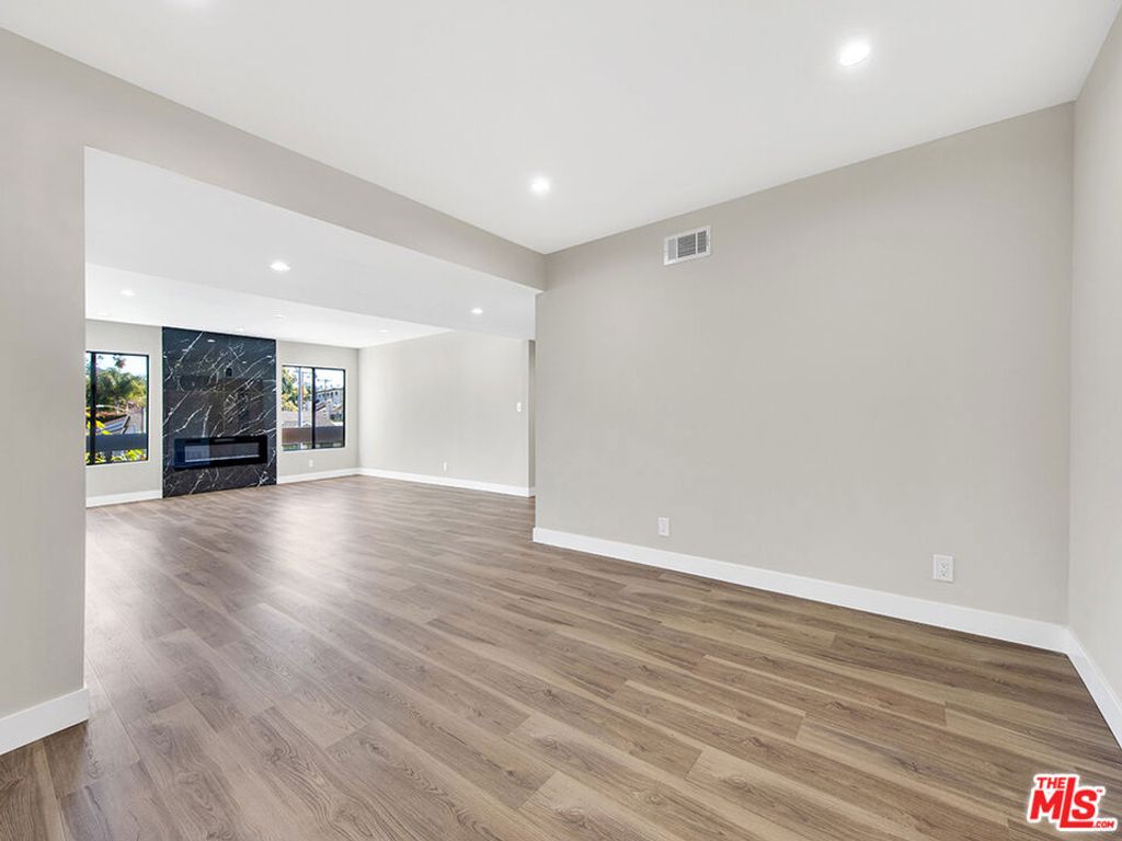 Image 11 of property listing at 1325 Valley View Road 201, Glendale, CA 91202