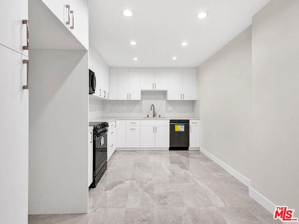 Image 12 of property listing at 1325 Valley View Road 201, Glendale, CA 91202