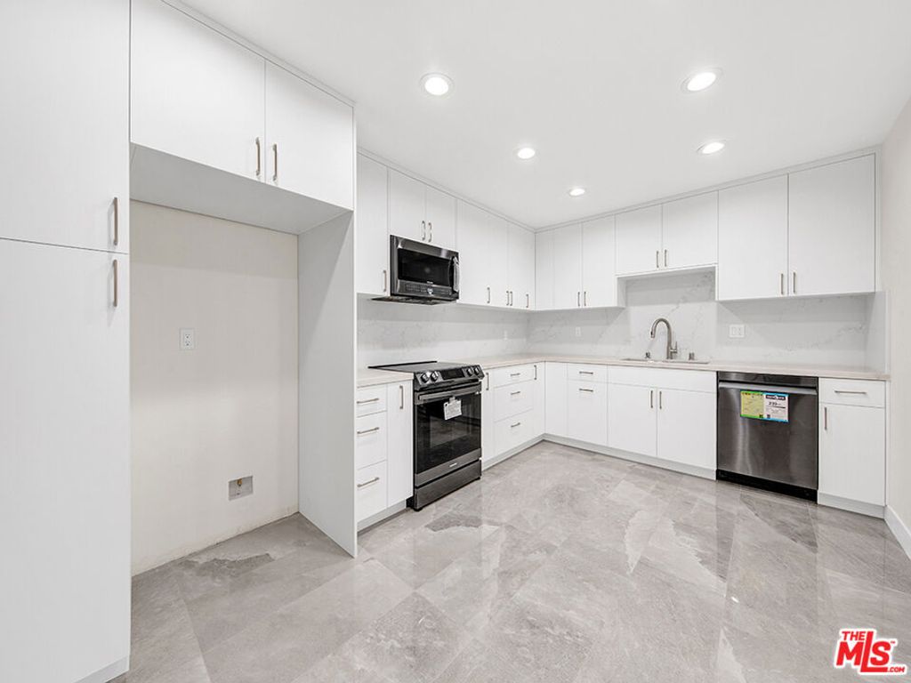 Image 13 of property listing at 1325 Valley View Road 201, Glendale, CA 91202