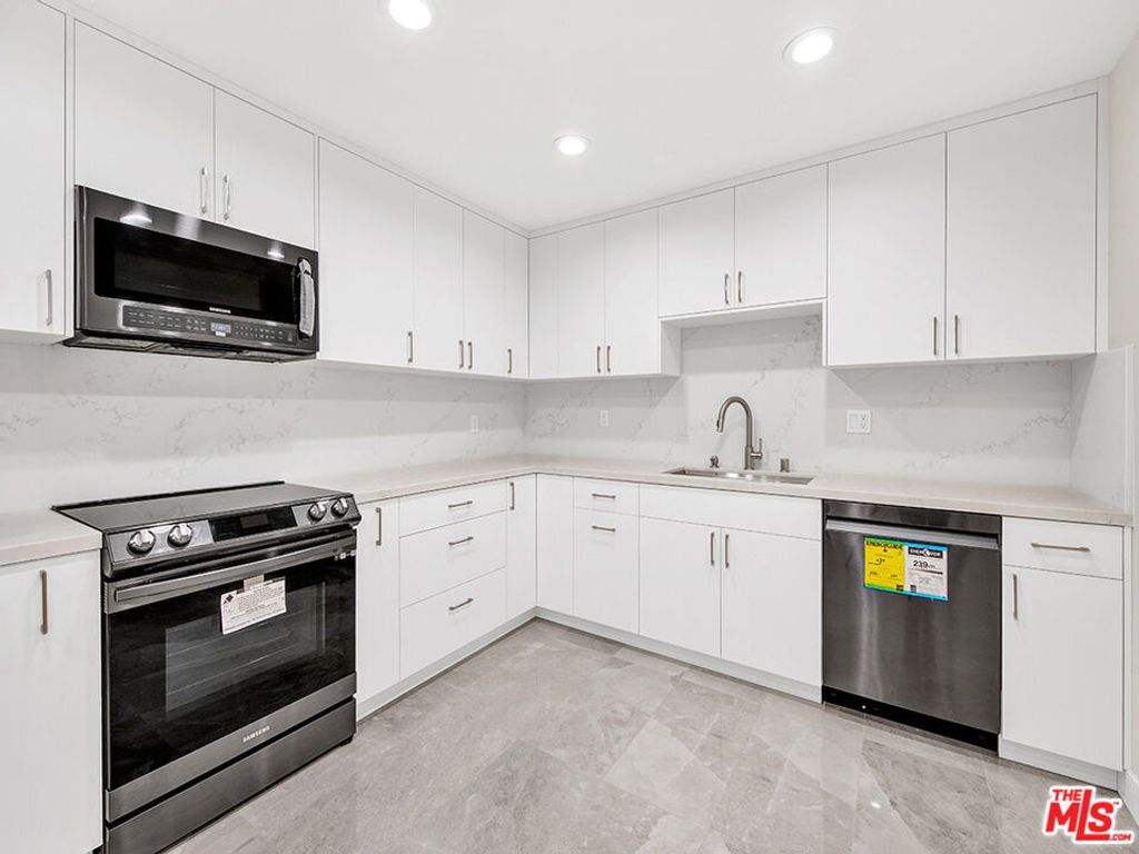 Image 14 of property listing at 1325 Valley View Road 201, Glendale, CA 91202