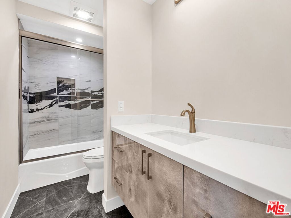 Image 15 of property listing at 1325 Valley View Road 201, Glendale, CA 91202