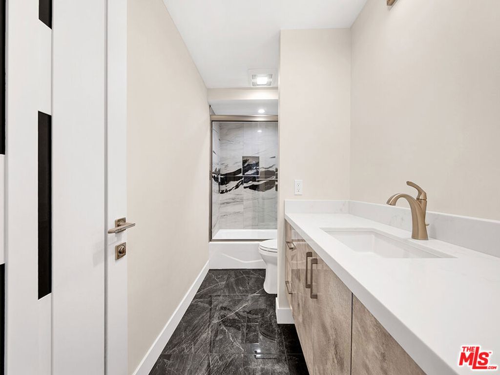 Image 16 of property listing at 1325 Valley View Road 201, Glendale, CA 91202