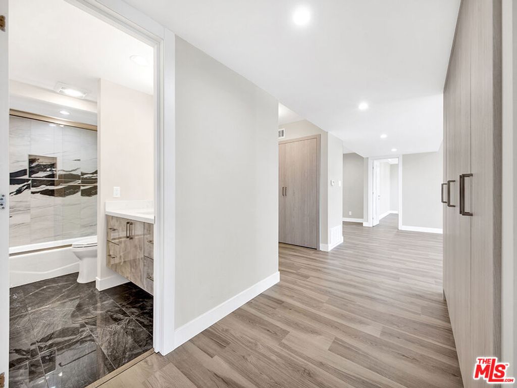 Image 17 of property listing at 1325 Valley View Road 201, Glendale, CA 91202