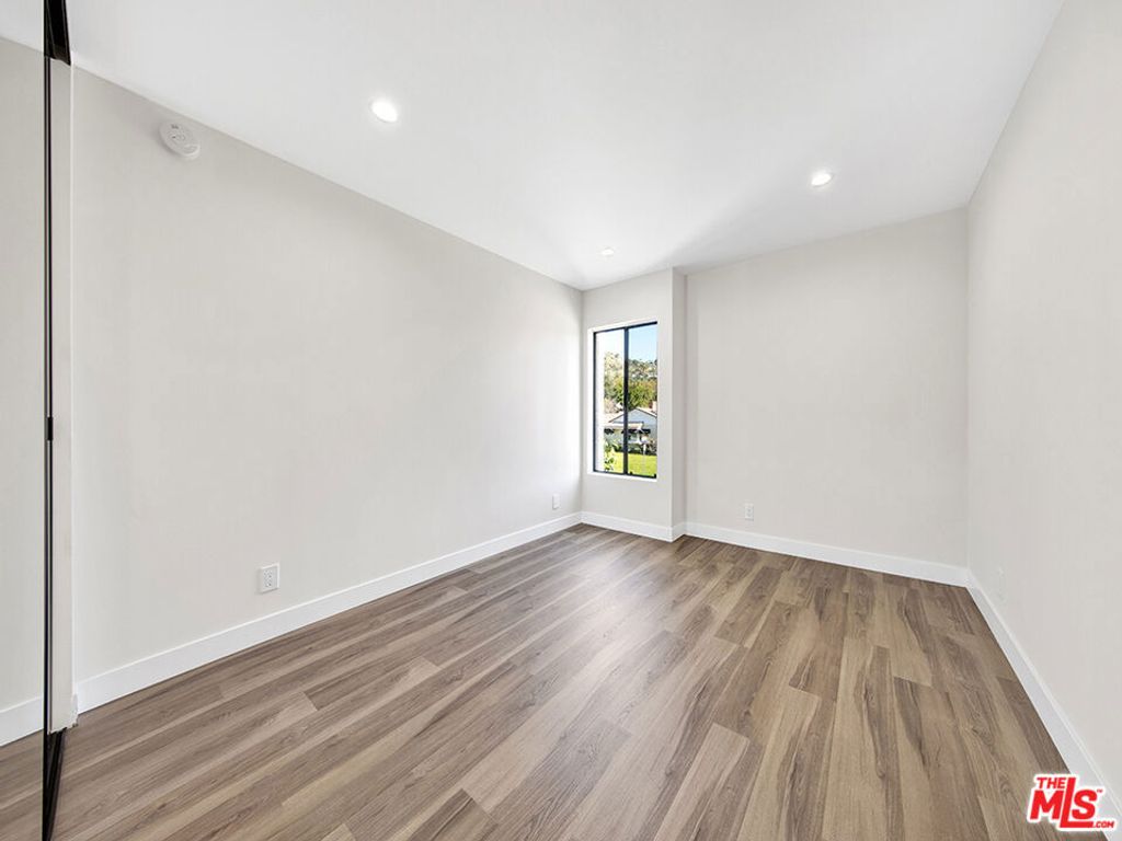 Image 18 of property listing at 1325 Valley View Road 201, Glendale, CA 91202
