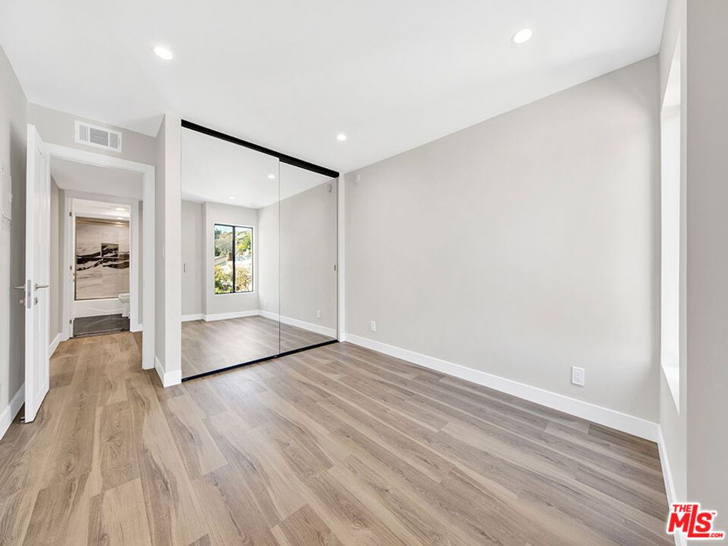 Image 19 of property listing at 1325 Valley View Road 201, Glendale, CA 91202