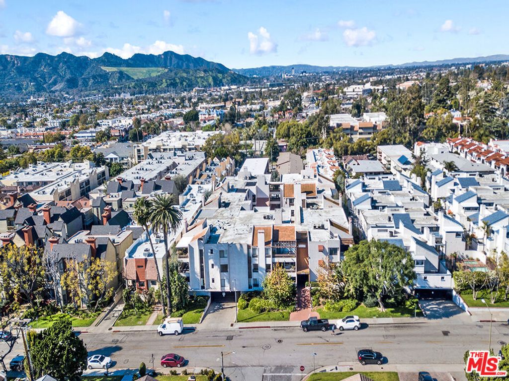 Image 2 of property listing at 1325 Valley View Road 201, Glendale, CA 91202