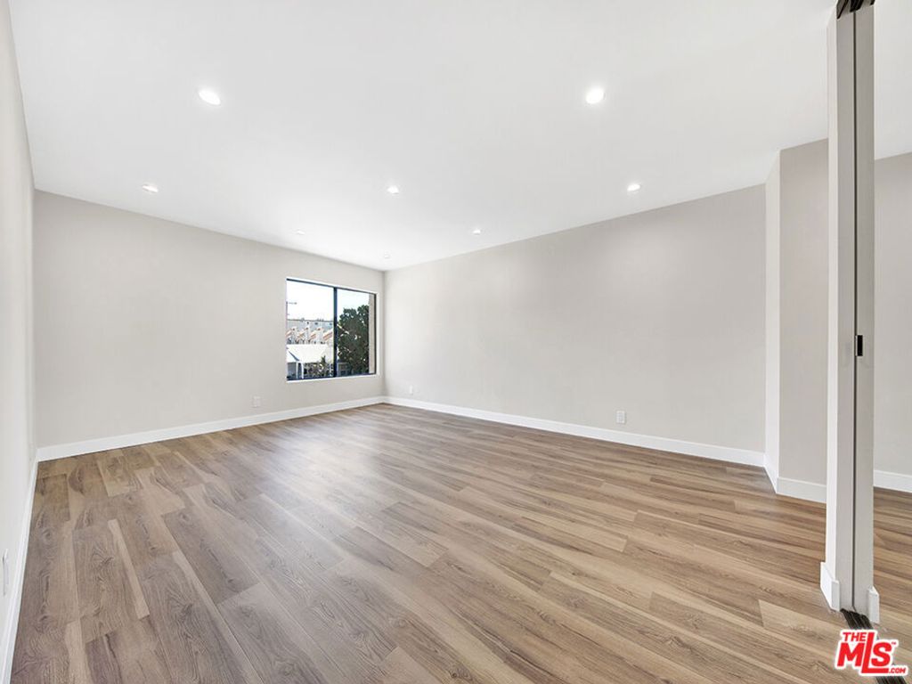 Image 20 of property listing at 1325 Valley View Road 201, Glendale, CA 91202