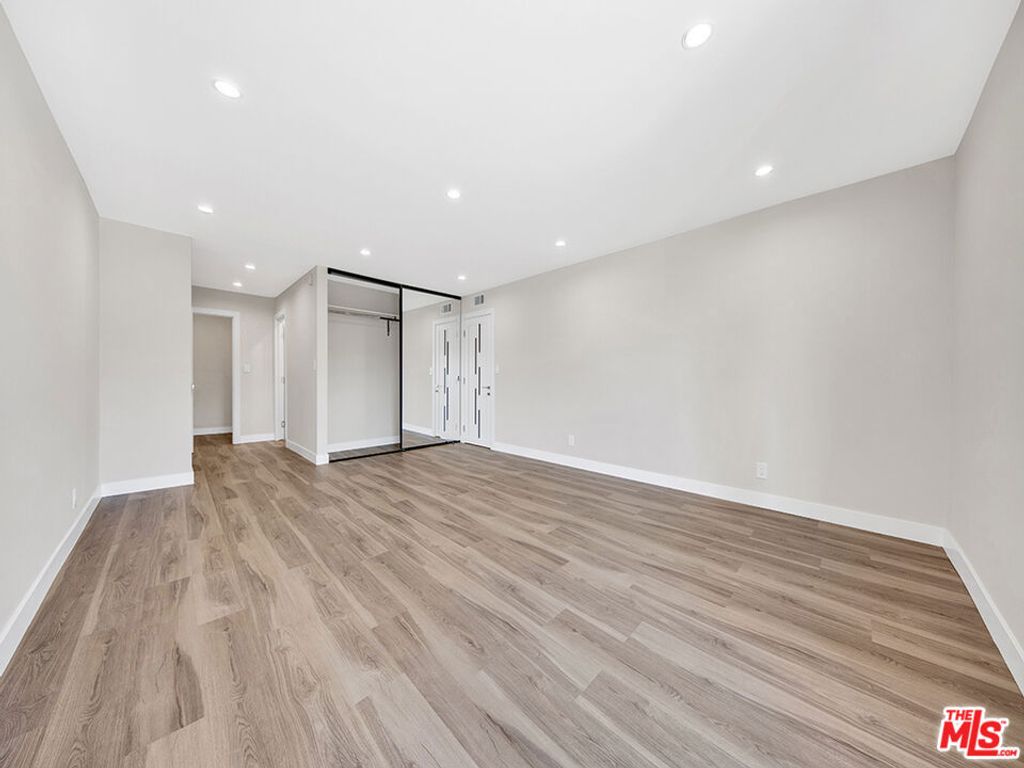 Image 21 of property listing at 1325 Valley View Road 201, Glendale, CA 91202