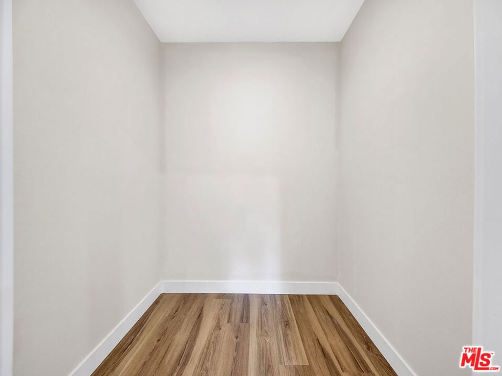Image 23 of property listing at 1325 Valley View Road 201, Glendale, CA 91202