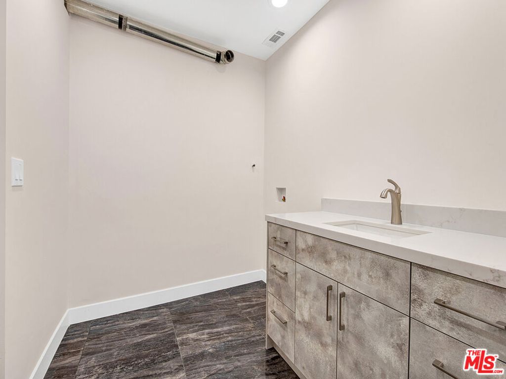 Image 24 of property listing at 1325 Valley View Road 201, Glendale, CA 91202