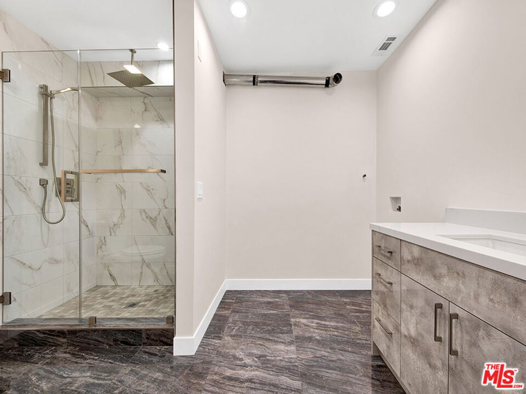 Image 25 of property listing at 1325 Valley View Road 201, Glendale, CA 91202