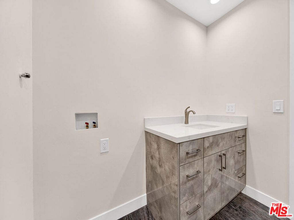 Image 26 of property listing at 1325 Valley View Road 201, Glendale, CA 91202