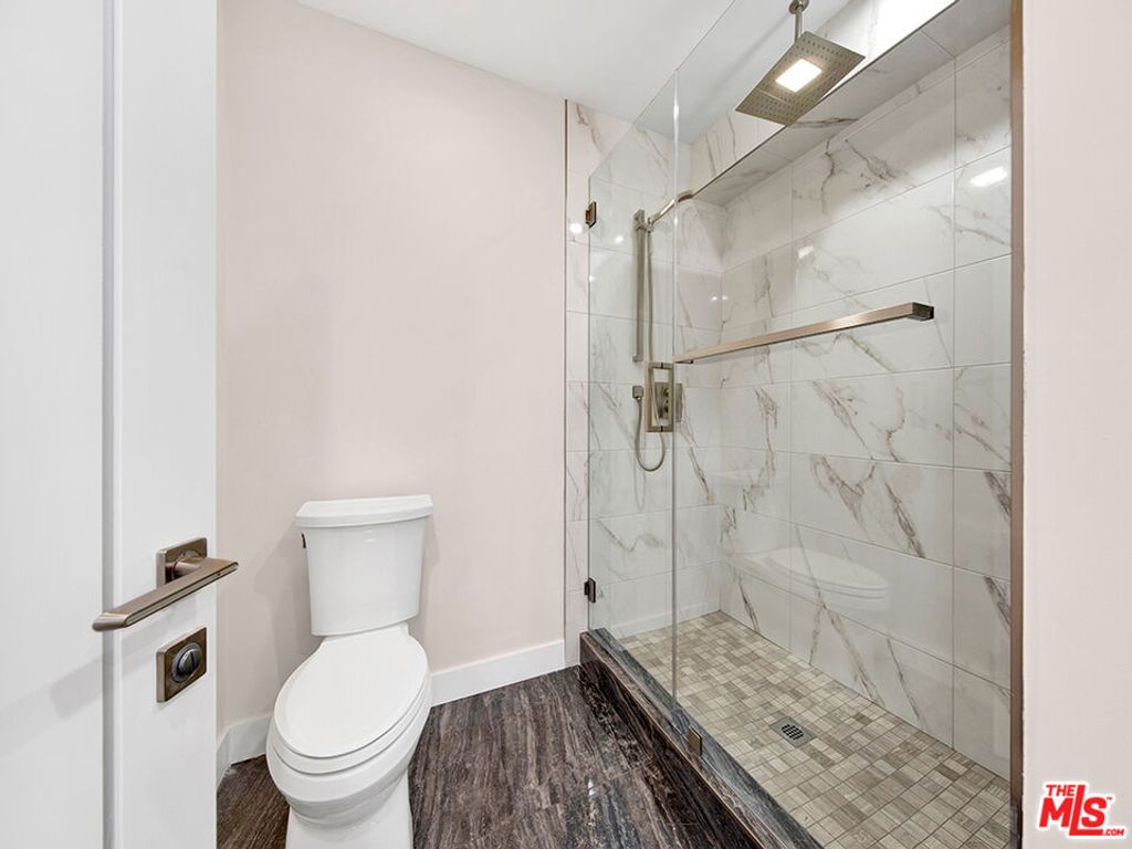 Image 27 of property listing at 1325 Valley View Road 201, Glendale, CA 91202