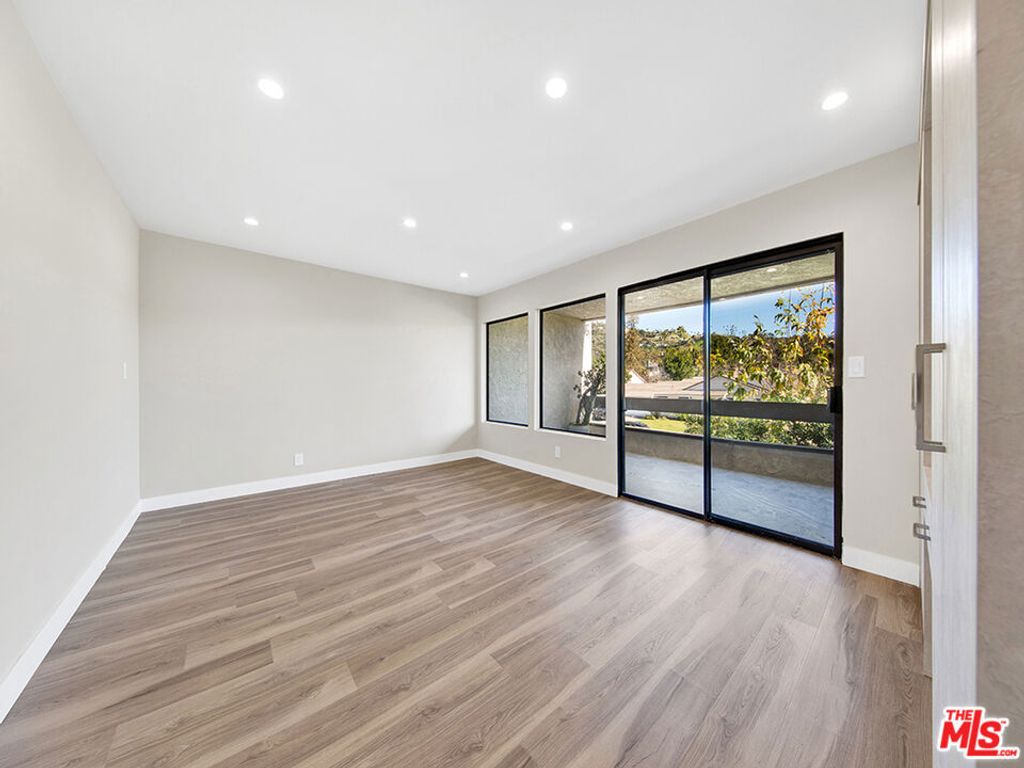 Image 28 of property listing at 1325 Valley View Road 201, Glendale, CA 91202